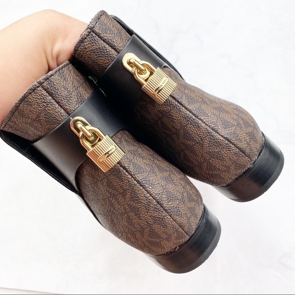 [Michael Kors] Classic Mira Logo Ankle Bootie - Picture 6 of 6